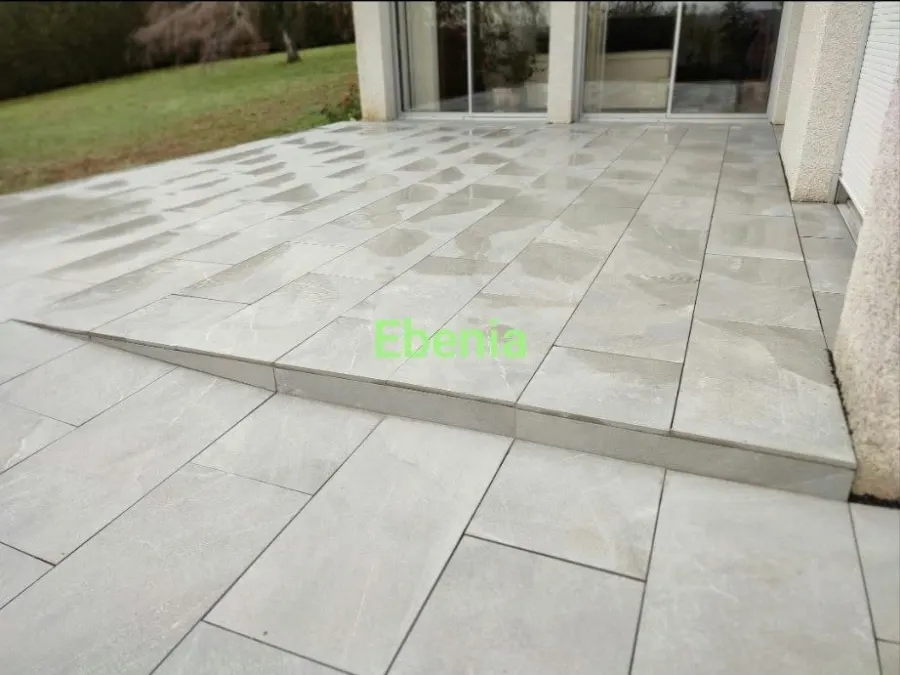 Terrasse et cour pavée aménagées par Ebenia