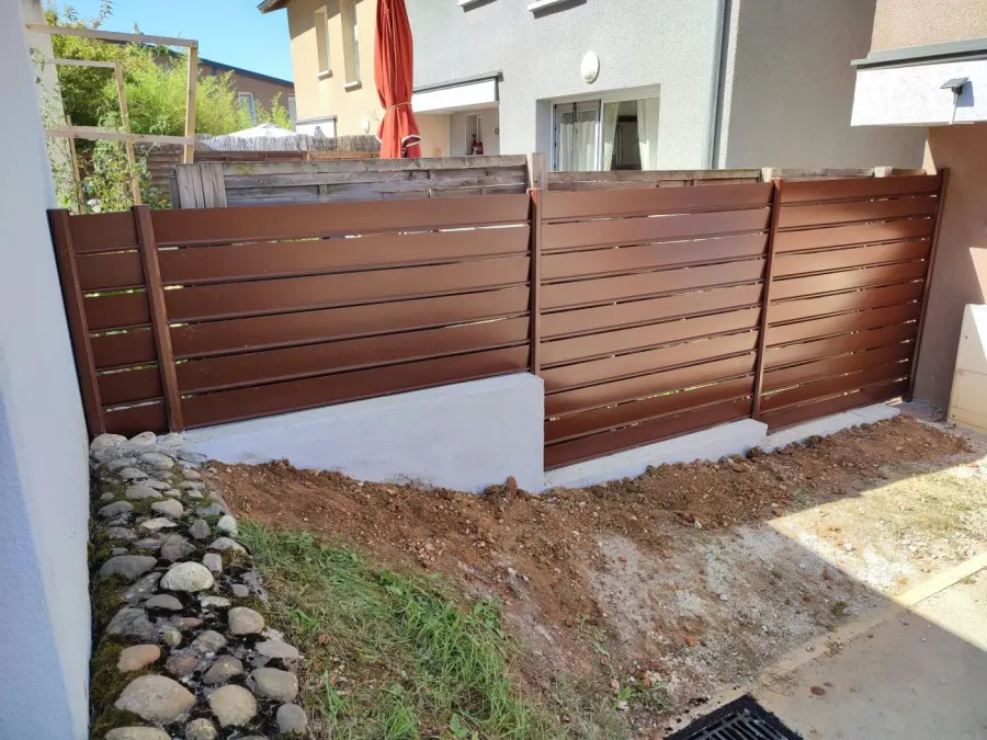 Clôture et portail installés par Ebenia
