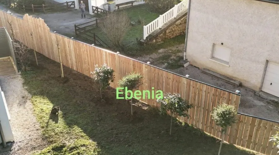 Clôture rigide installée par Ebenia près de Besançon