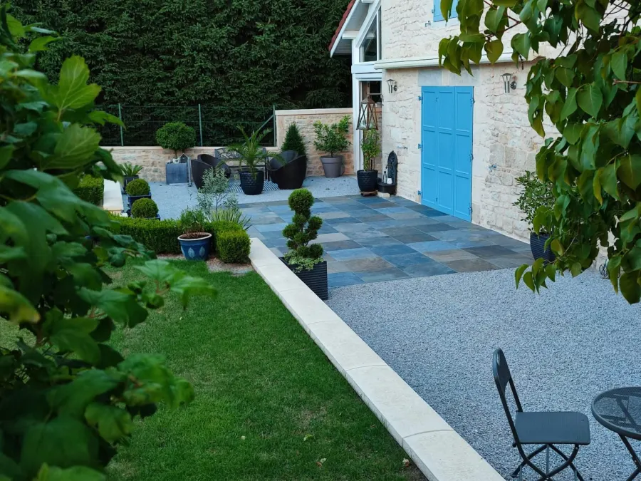Jardin paysager créé par Ebenia dans le Doubs