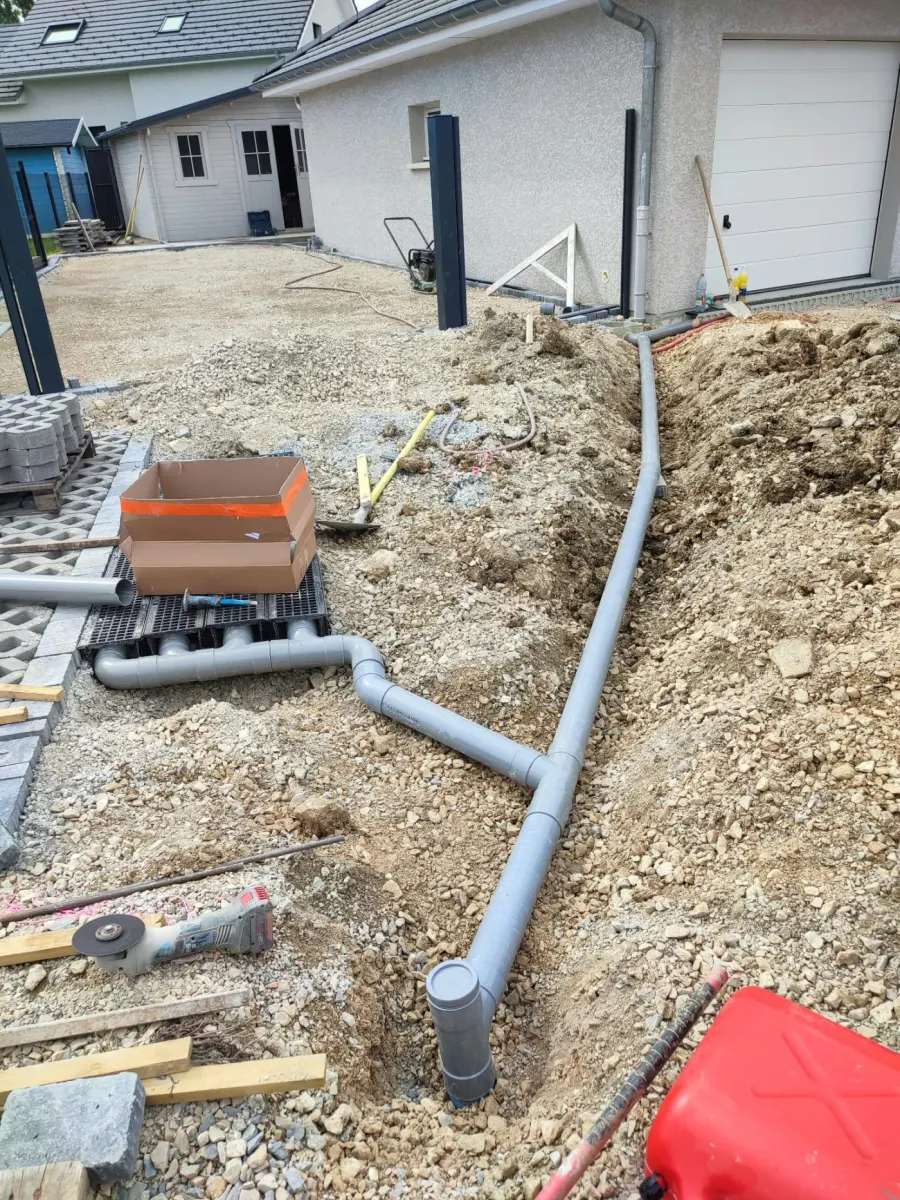 Tranchée de drainage réalisée par Ebenia dans le Doubs