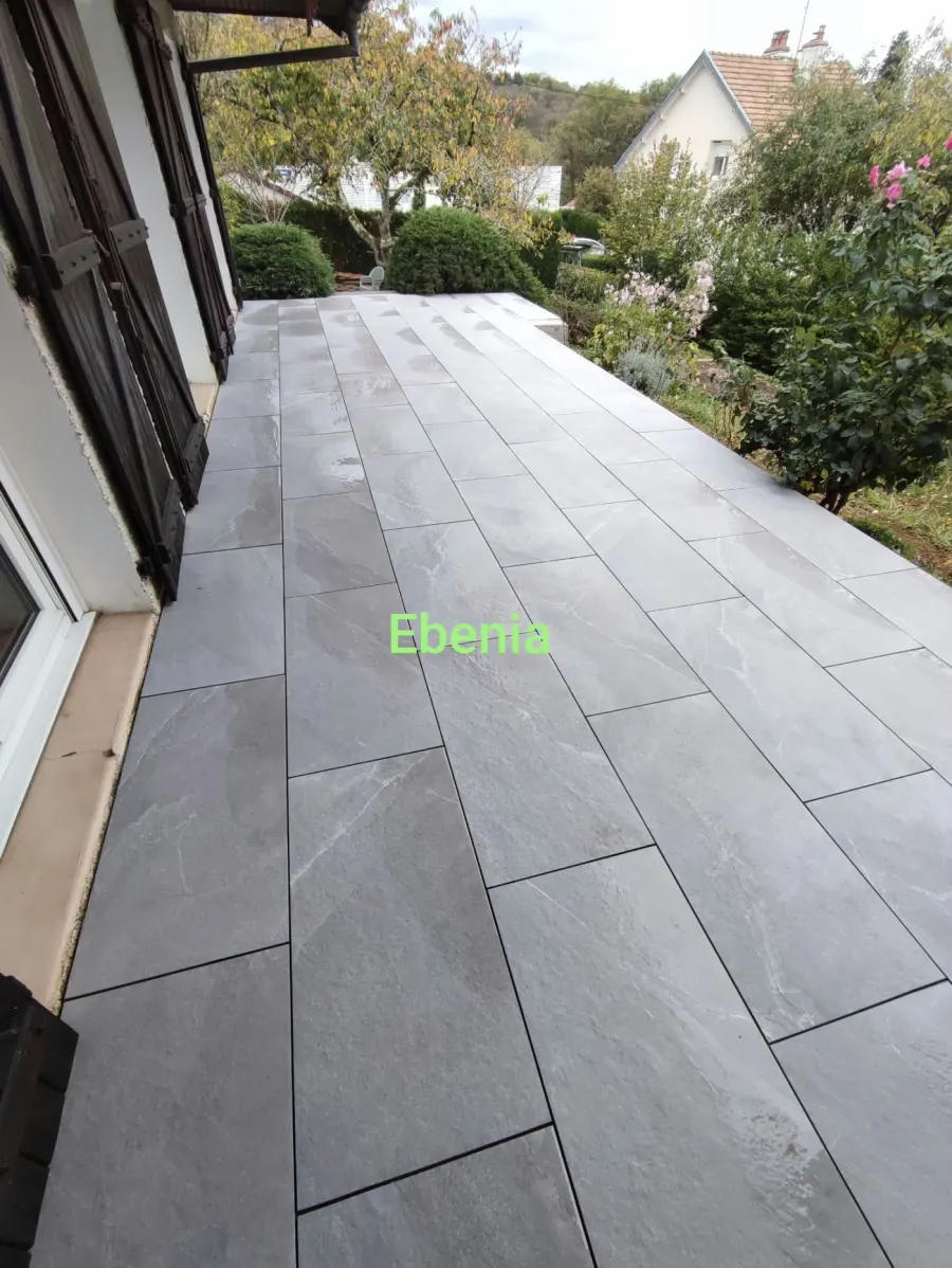 Terrasse en dallage et pavage posée par Ebenia paysagiste à Besançon
